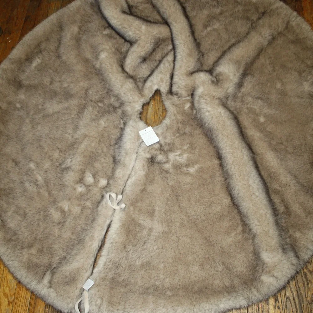Pottery Barn. Faux Mink Tree Skirt. Sz. 60